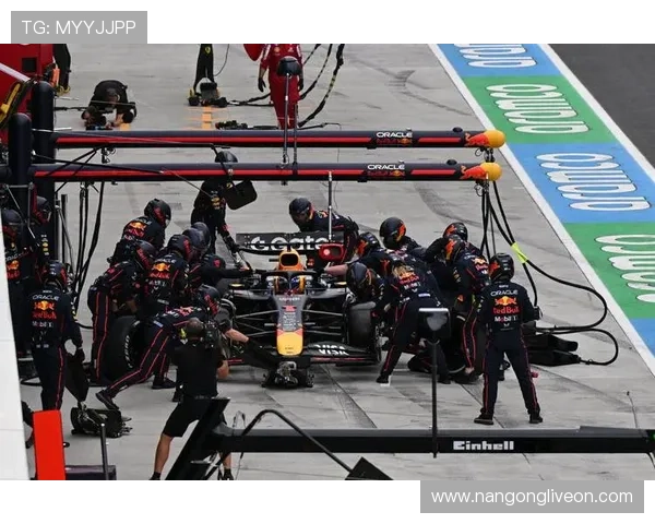 梅赛德斯与红牛激烈角逐F1赛季冠军战局解析