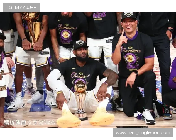 湖人队新赛季阵容调整曝光 詹姆斯与戴维斯领衔冲击总冠军