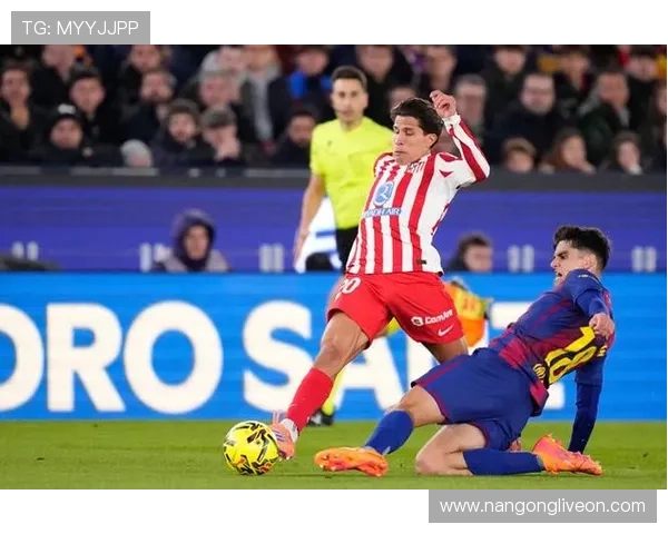 西甲联赛本轮焦点战巴萨与马德里竞技激烈对决，梅西是否回归成最大悬念