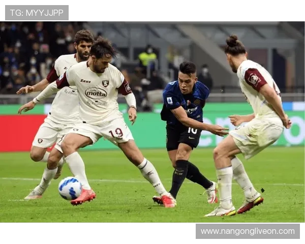 萨勒尼塔纳足球俱乐部新赛季目标定为保级 全队备战积极展开